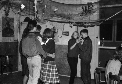 845223 Afbeelding van enkele paren op de dansvloer tijdens een klassenavond op de IVO-school P.F. van Overbeekeschool ...